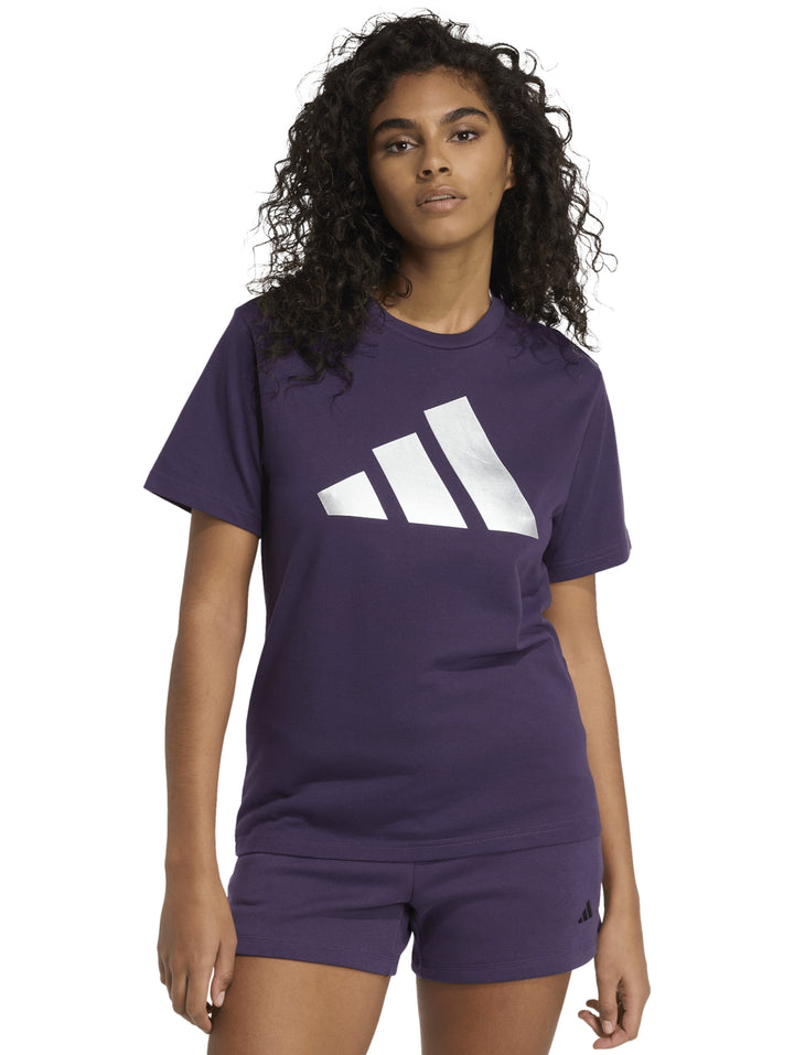 Playera Adidas Holiday Graphic Metalizada Ciruela para Mujer