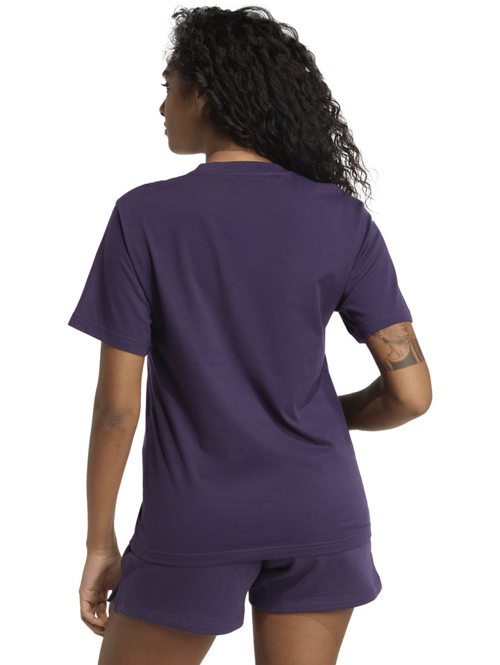Playera Adidas Holiday Graphic Metalizada Ciruela para Mujer