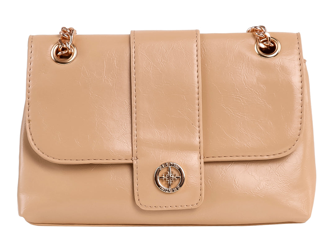 Bolso Felianna color kakhy con solapa frontal, herraje circular dorado y correa de cadena dorada.
