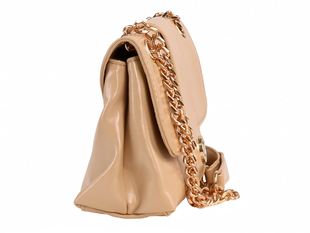 Bolso Felianna color kakhy con solapa frontal, herraje circular dorado y correa de cadena dorada.