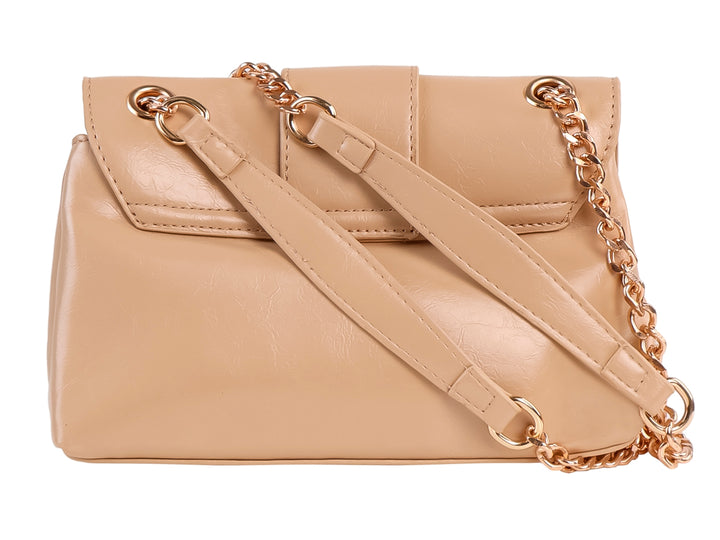 Bolso Felianna color kakhy con solapa frontal, herraje circular dorado y correa de cadena dorada.