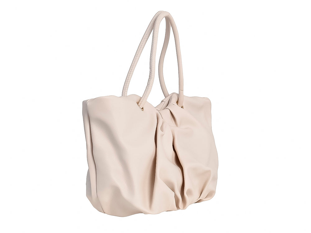 Bolso Felianna Dalia color blanco con diseño plisado y asas largas sobre fondo blanco.