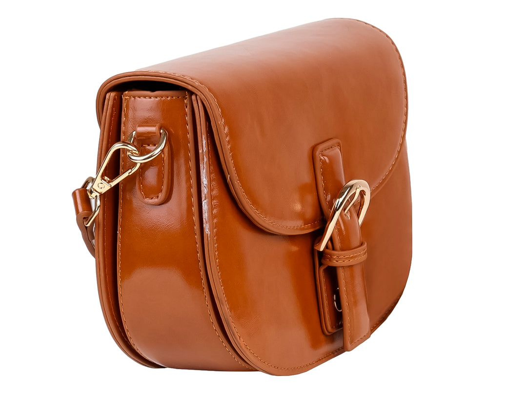 Bolso marrón de forma semicircular con cierre de hebilla dorada y correa ajustable.