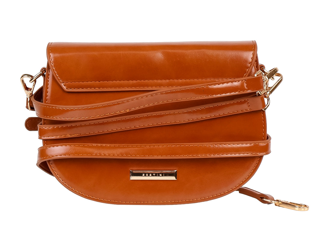 Bolso marrón de forma semicircular con cierre de hebilla dorada y correa ajustable.
