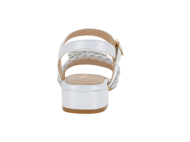 Sandalia color plata con tacón bajo, correa al tobillo y moño decorativo con brillos.