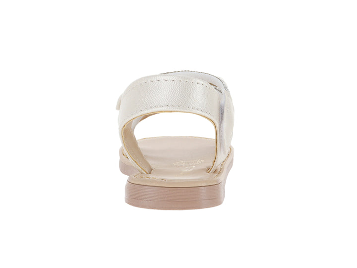 Sandalia para niña color crema con correa brillante y moño decorativo frontal.