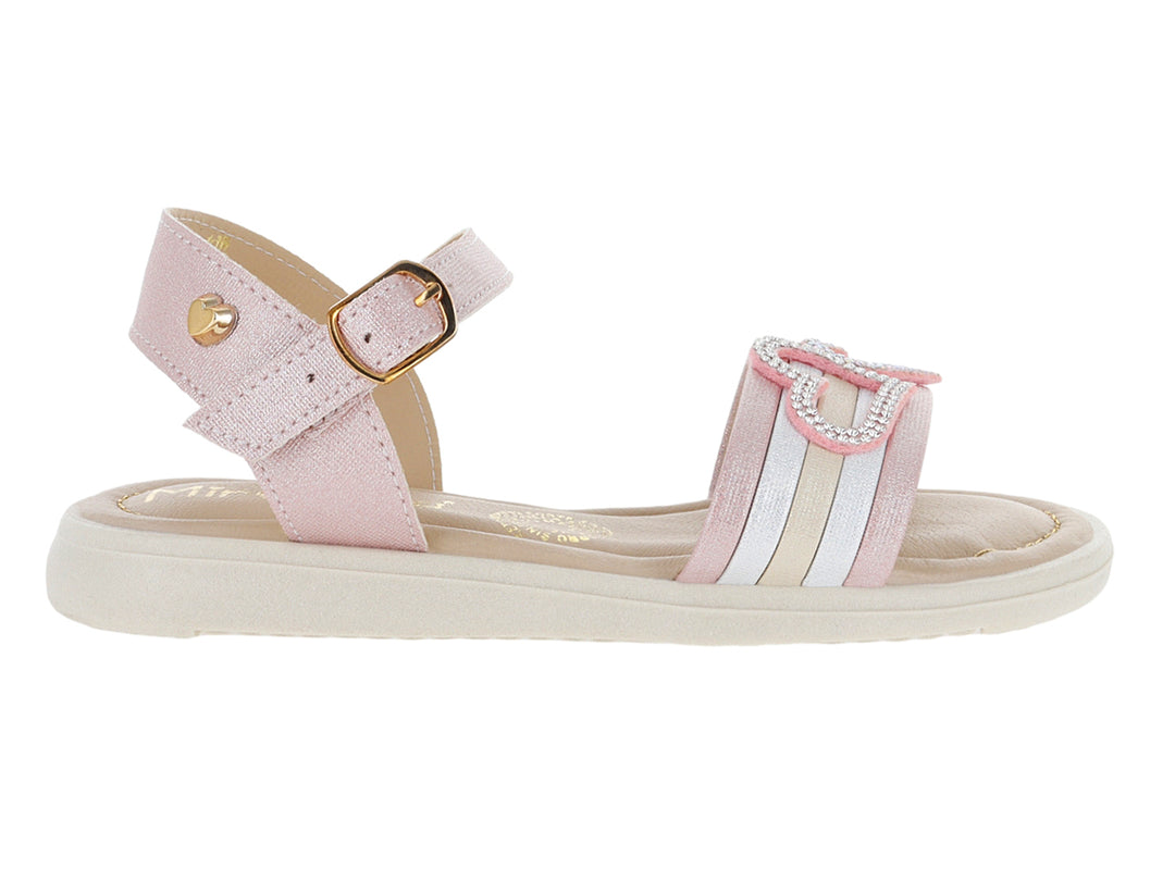 Sandalias infantiles color rosa con tiras blancas, detalle de corazón y hebilla dorada.