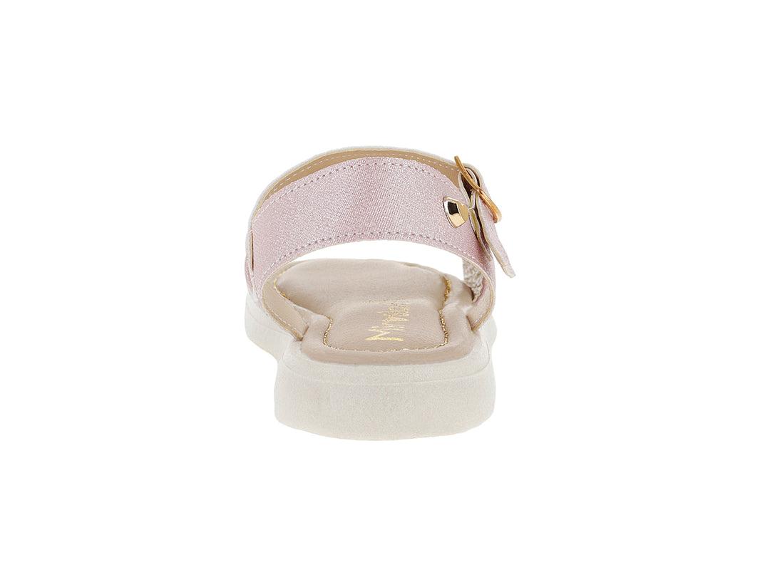 Sandalias infantiles color rosa con tiras blancas, detalle de corazón y hebilla dorada.