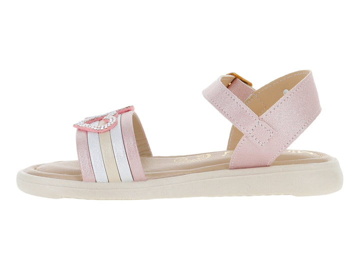 Sandalias infantiles color rosa con tiras blancas, detalle de corazón y hebilla dorada.