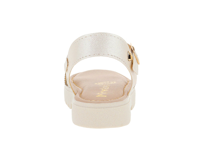 Sandalias color blanco crema con plataforma y detalle trenzado brillante.