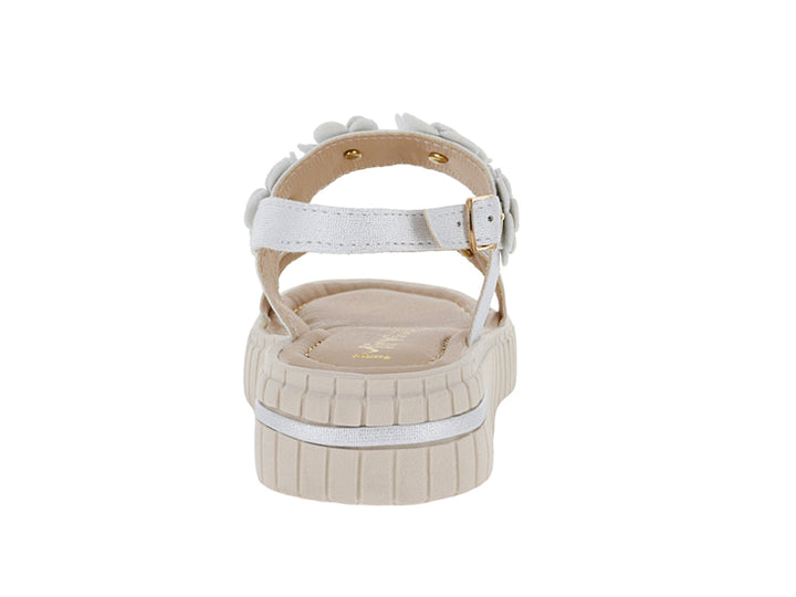 Sandalias color plata con adornos de flores brillantes y suela de plataforma beige.