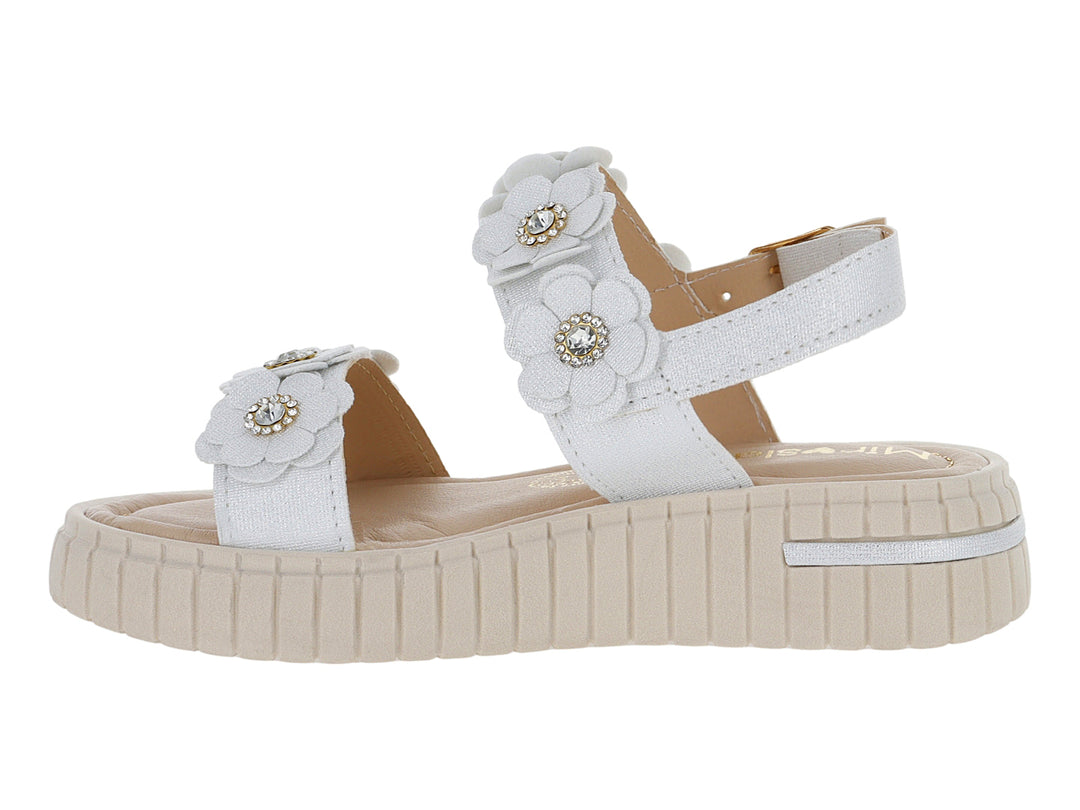 Sandalias color plata con adornos de flores brillantes y suela de plataforma beige.