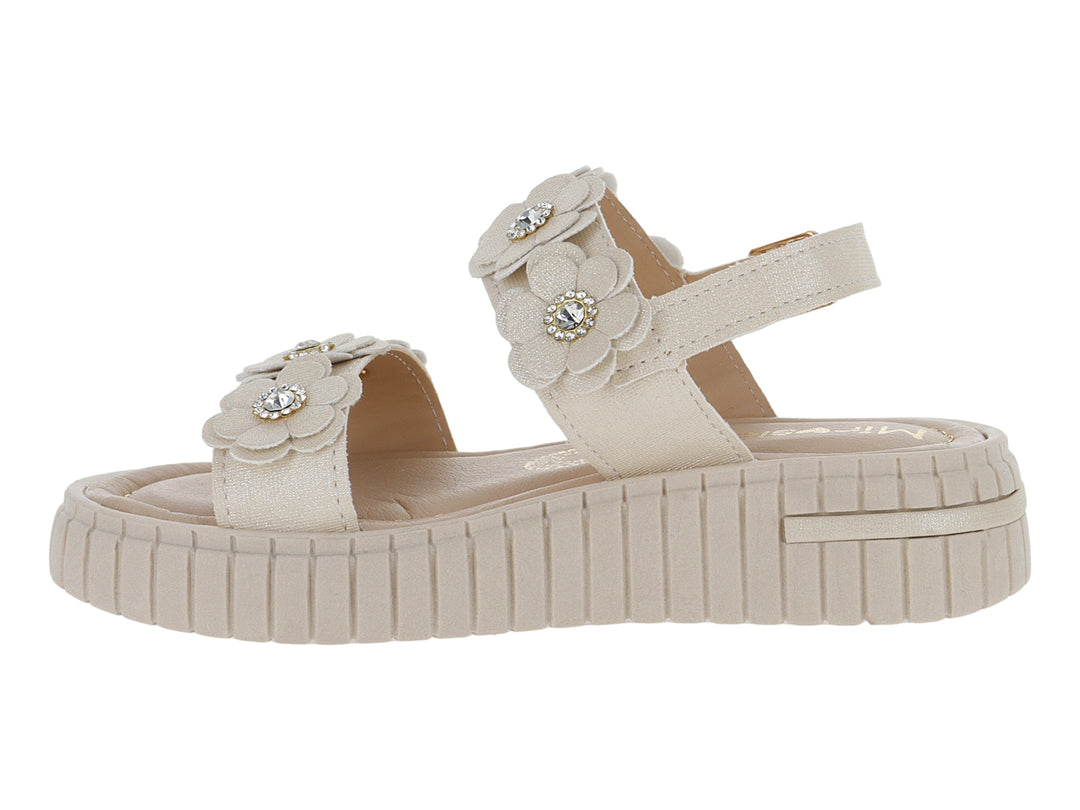Sandalias color oro con plataforma y adornos de flores con cristales en el centro.