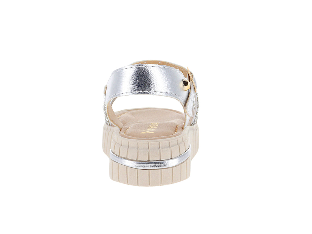 Sandalia para niña color plata con plataforma beige y detalles brillantes.