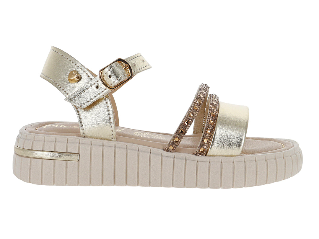 Sandalias Miroslava color oro inglés con suela de plataforma beige y detalles brillantes en las tiras.