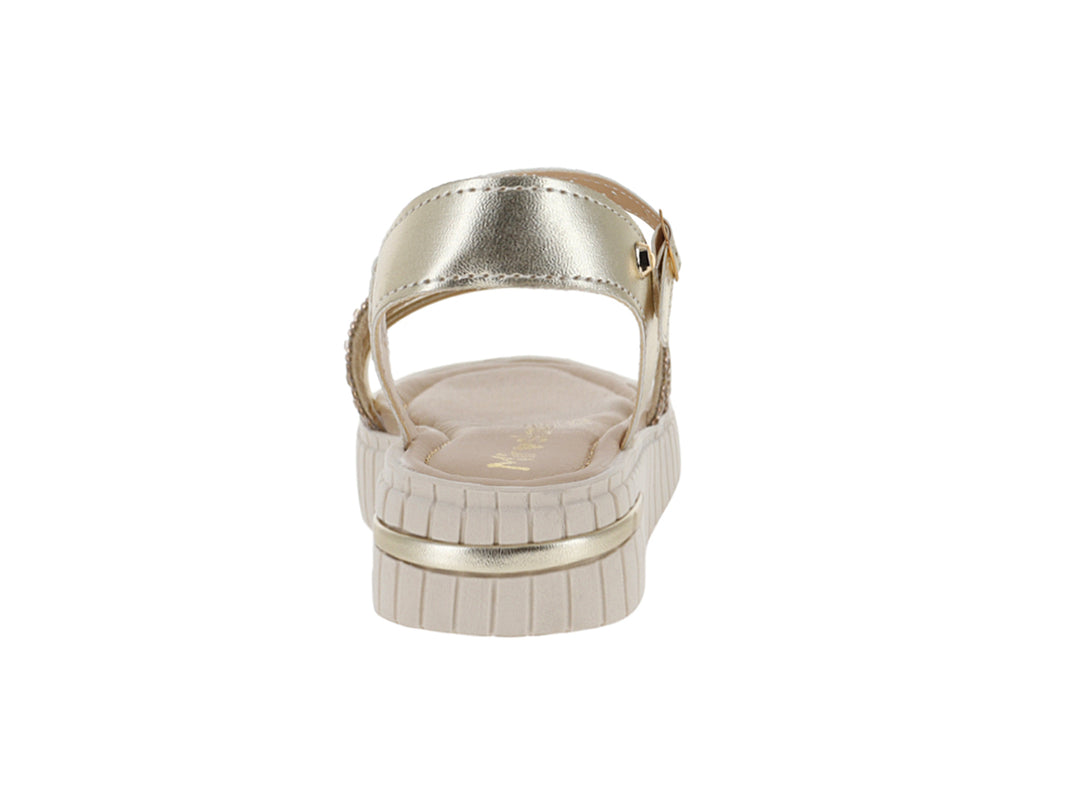 Sandalias Miroslava color oro inglés con suela de plataforma beige y detalles brillantes en las tiras.