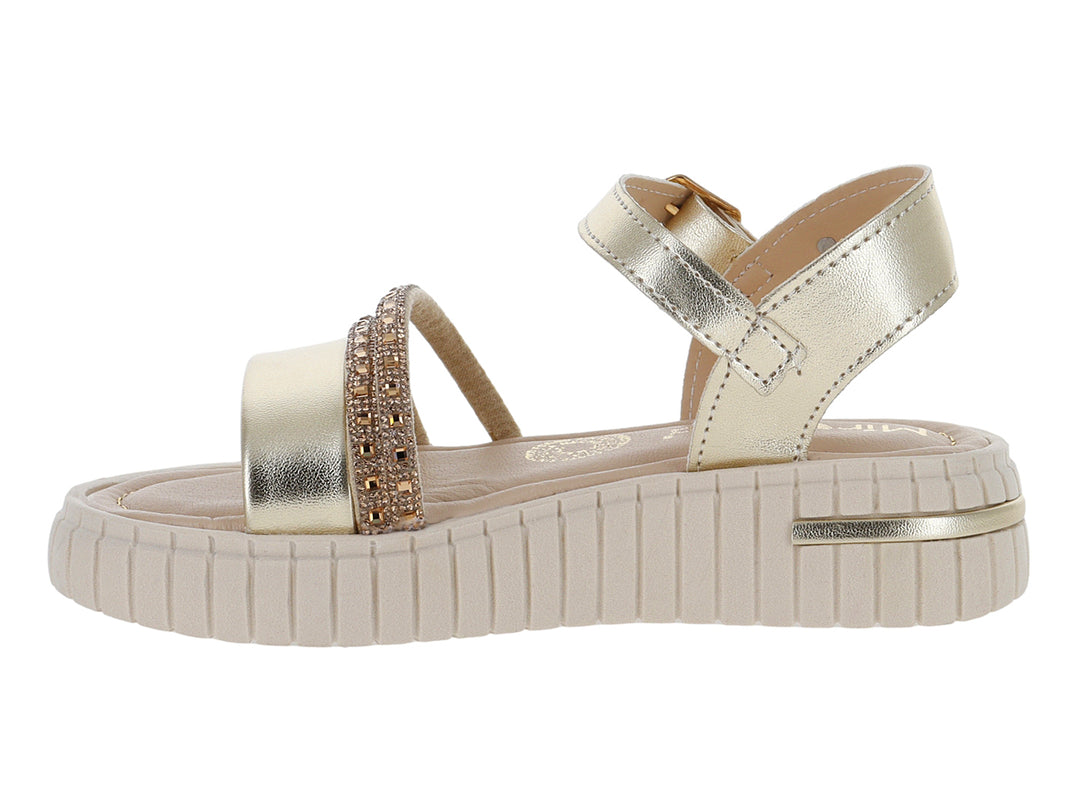 Sandalias Miroslava color oro inglés con suela de plataforma beige y detalles brillantes en las tiras.
