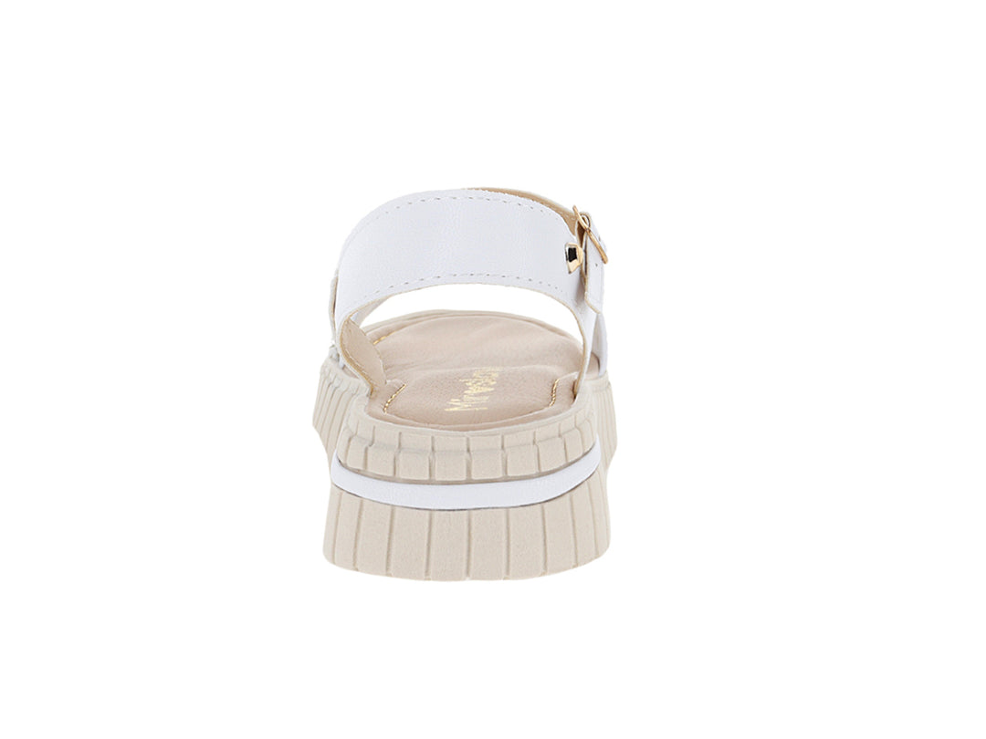 Sandalia blanca de plataforma con suela beige estriada y detalles brillantes en la correa frontal.
