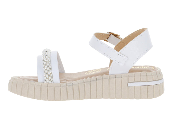 Sandalia blanca de plataforma con suela beige estriada y detalles brillantes en la correa frontal.