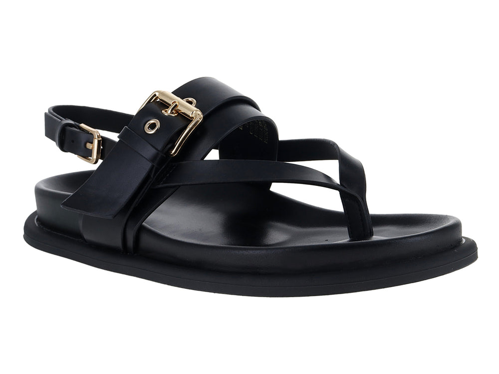 Sandalia plana de color negro con tiras cruzadas y hebillas doradas.