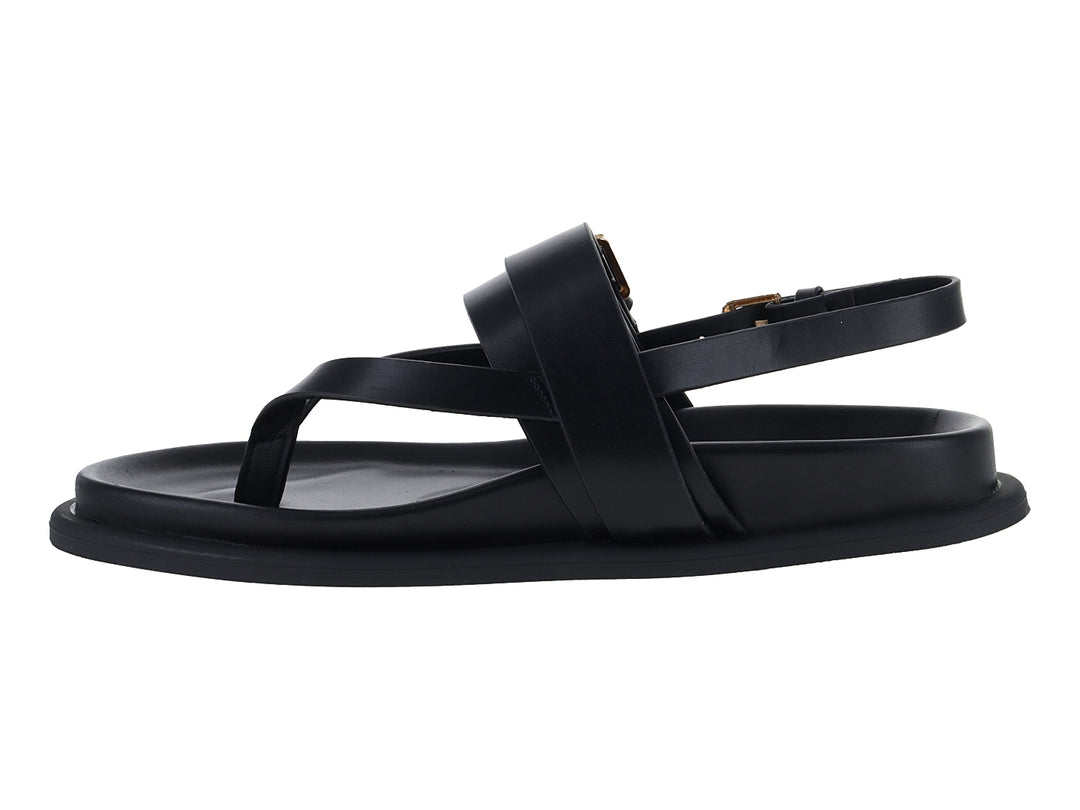 Sandalia plana de color negro con tiras cruzadas y hebillas doradas.