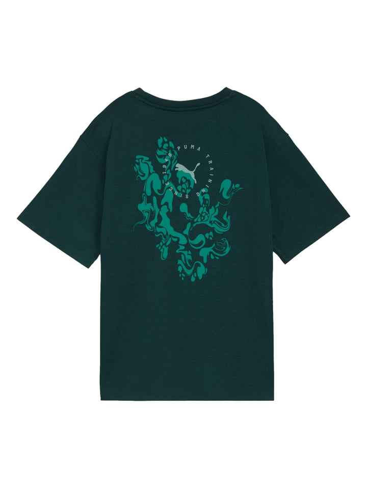 Playera PUMA de color verde oscuro con un pequeño logotipo gráfico en el pecho.