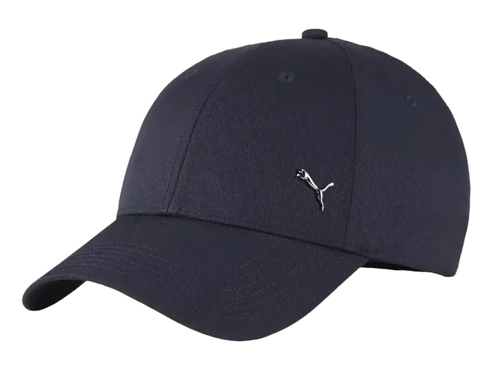 Gorra de béisbol color azul marino con logotipo metálico de PUMA en la parte frontal.