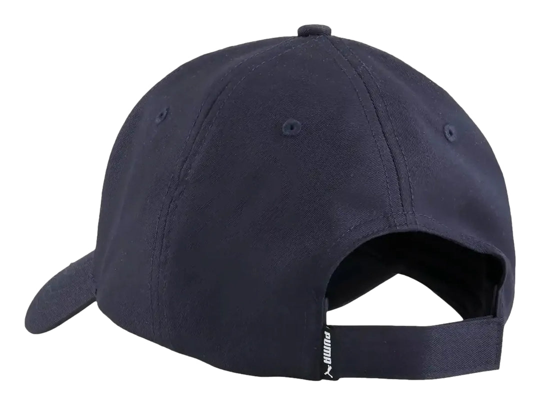 Gorra de béisbol color azul marino con logotipo metálico de PUMA en la parte frontal.