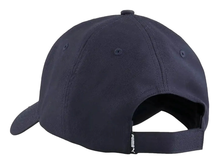 Gorra de béisbol color azul marino con logotipo metálico de PUMA en la parte frontal.