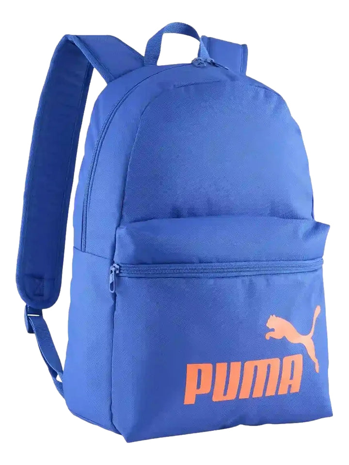Mochila deportiva PUMA color azul con logotipo naranja en el bolsillo frontal.
