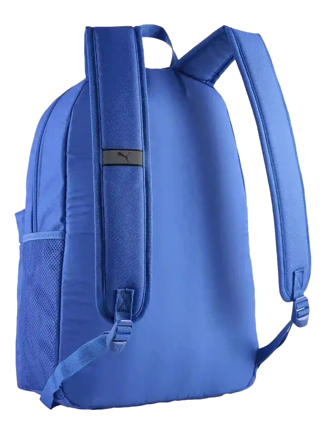 Mochila deportiva PUMA color azul con logotipo naranja en el bolsillo frontal.