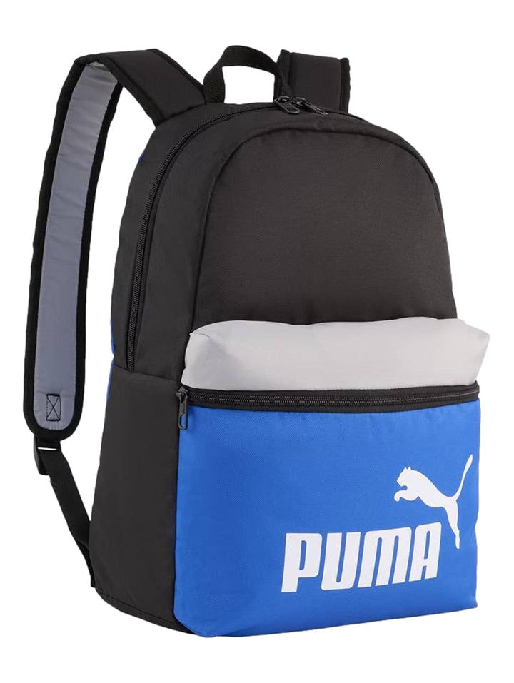 Mochila PUMA color block en colores negro, gris y azul con logotipo blanco frontal.