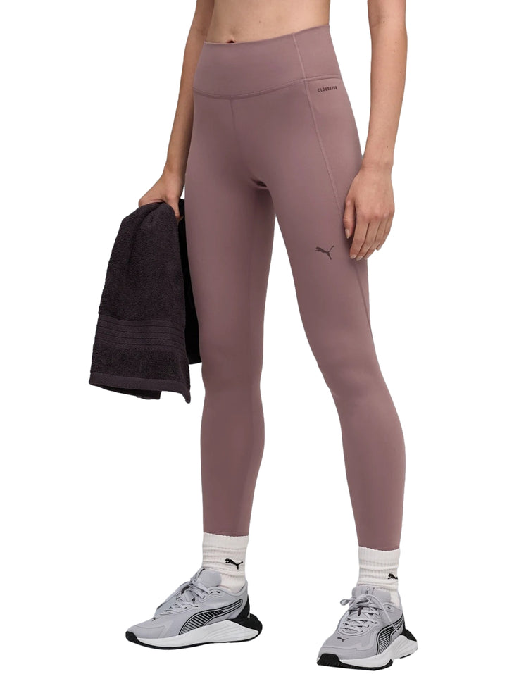 Mujer vistiendo leggings deportivos PUMA de color raisin con cintura alta.