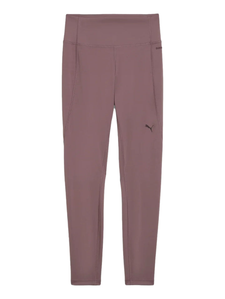 Mujer vistiendo leggings deportivos PUMA de color raisin con cintura alta.