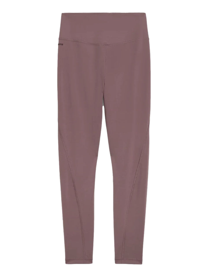 Mujer vistiendo leggings deportivos PUMA de color raisin con cintura alta.