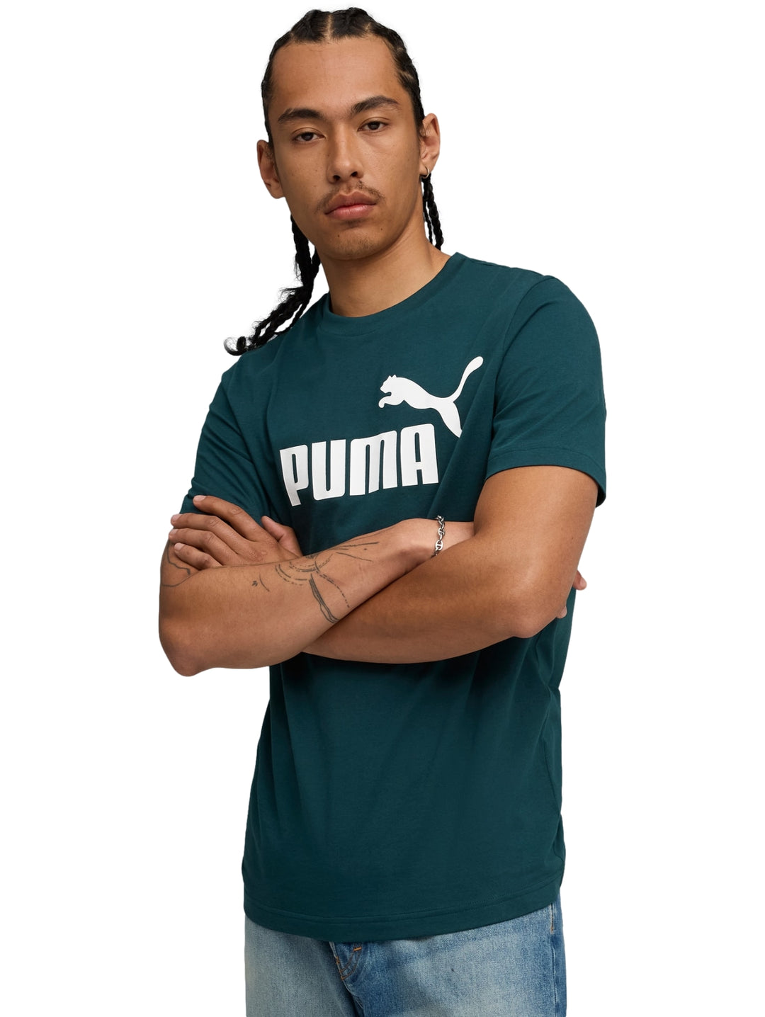 Hombre vistiendo una playera PUMA de color verde terrain con logotipo blanco en el pecho.