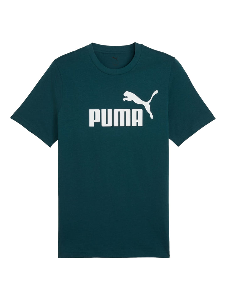 Hombre vistiendo una playera PUMA de color verde terrain con logotipo blanco en el pecho.