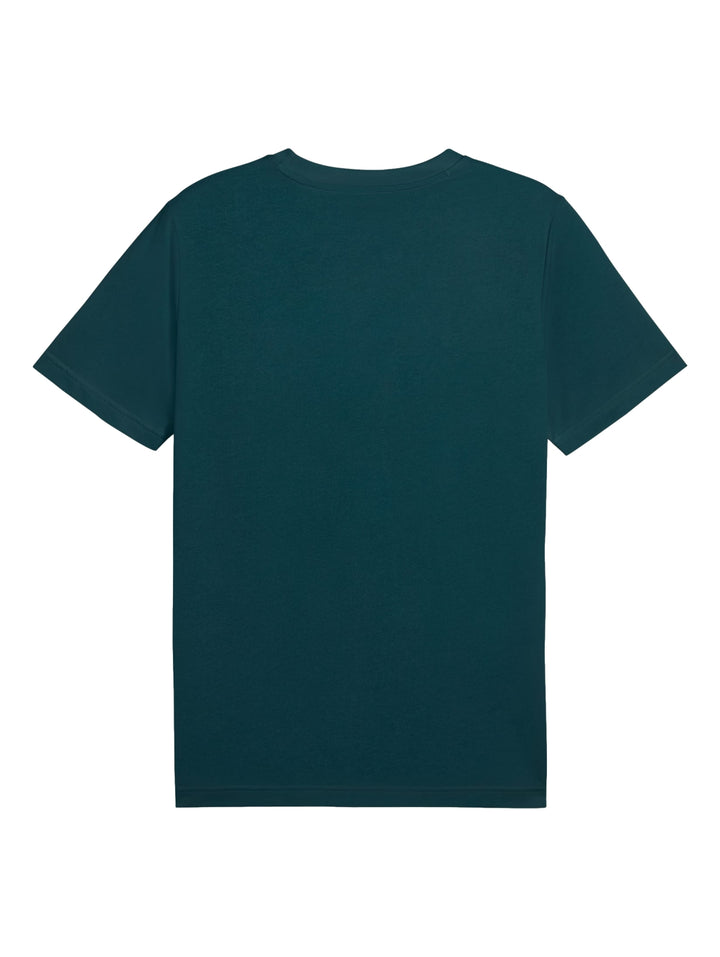 Hombre vistiendo una playera PUMA de color verde terrain con logotipo blanco en el pecho.