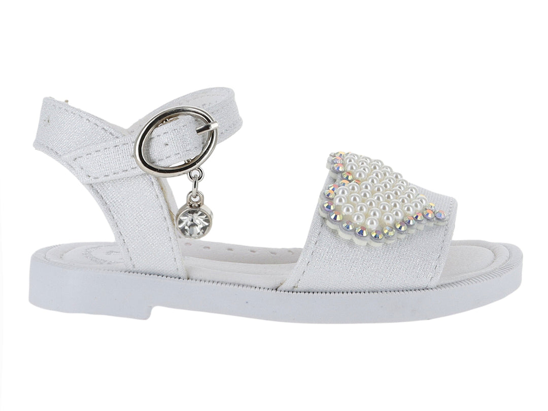 Sandalia blanca para niña con adorno de corazón de perlas y hebilla plateada.