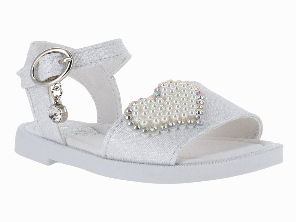 Sandalia blanca para niña con adorno de corazón de perlas y hebilla plateada.