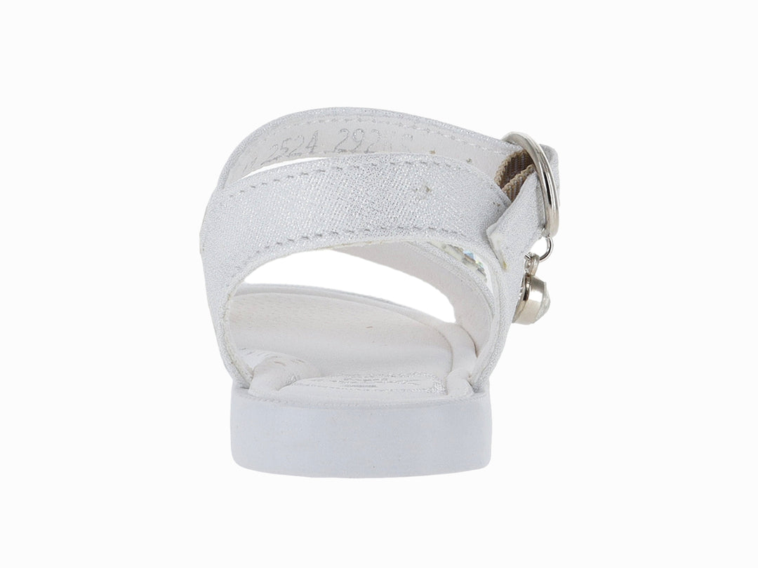 Sandalia blanca para niña con adorno de corazón de perlas y hebilla plateada.