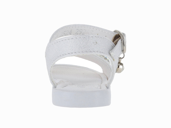 Sandalia blanca para niña con adorno de corazón de perlas y hebilla plateada.