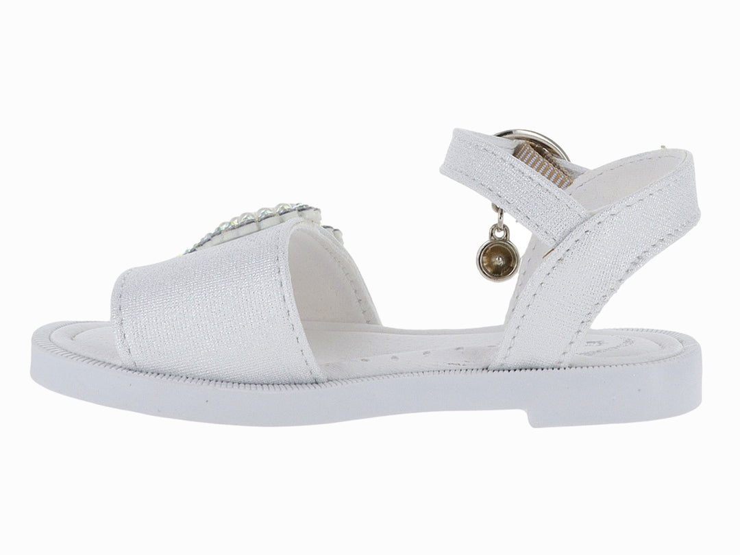 Sandalia blanca para niña con adorno de corazón de perlas y hebilla plateada.