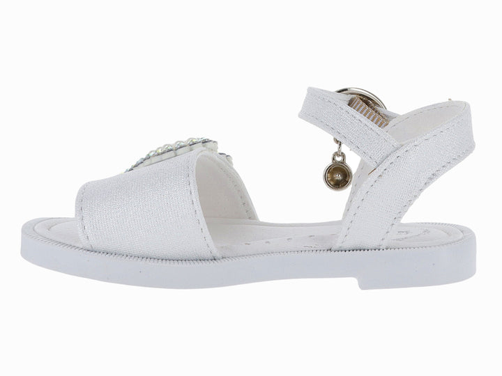 Sandalia blanca para niña con adorno de corazón de perlas y hebilla plateada.