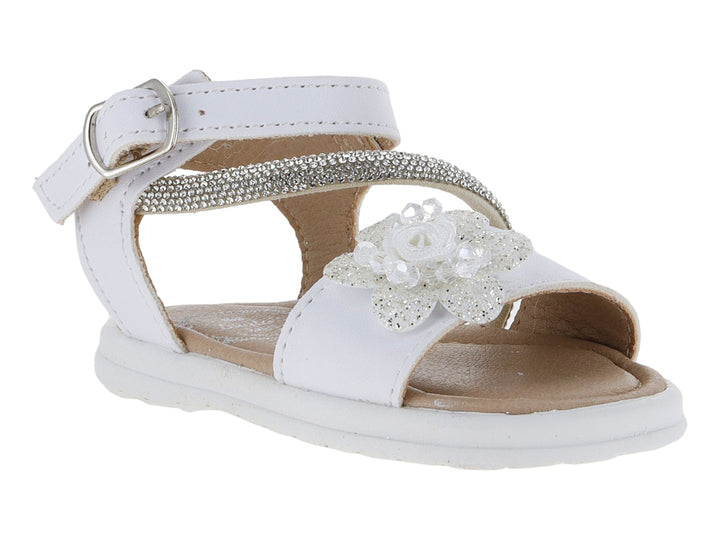 Sandalia blanca para niña con adorno de flor y correa con brillantes y hebilla.