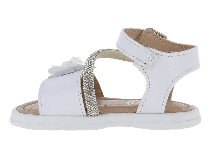 Sandalia blanca para niña con adorno de flor y correa con brillantes y hebilla.