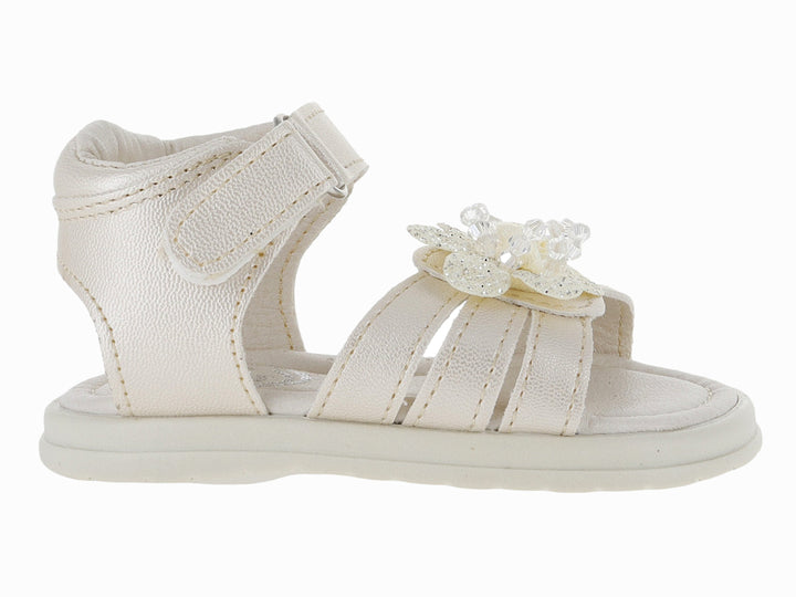 Sandalia blanca para niña con adorno de mariposa brillante y cierre de velcro.