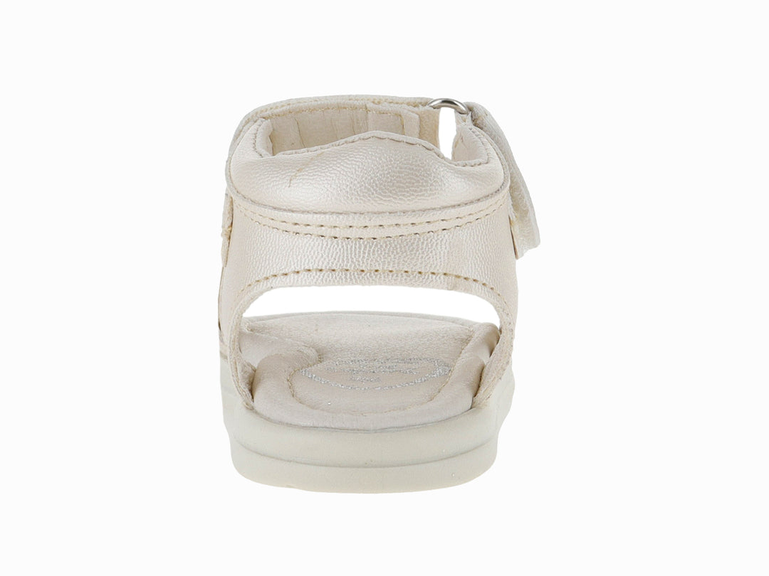 Sandalia blanca para niña con adorno de mariposa brillante y cierre de velcro.