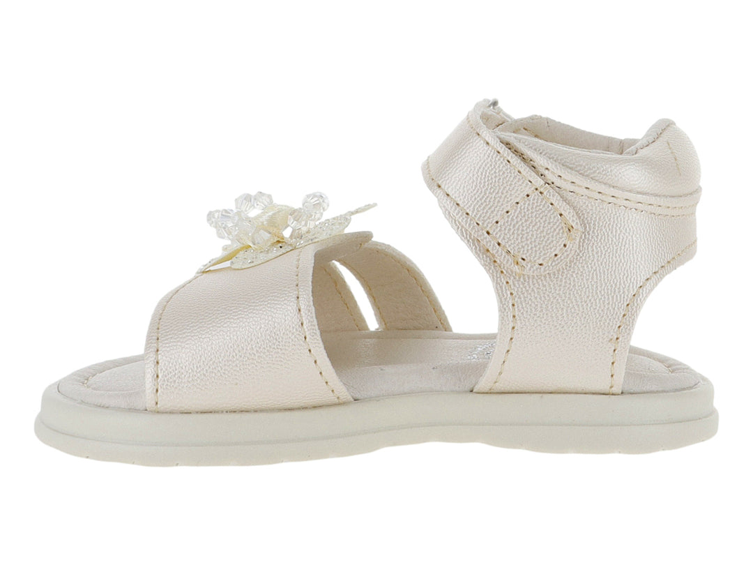 Sandalia blanca para niña con adorno de mariposa brillante y cierre de velcro.