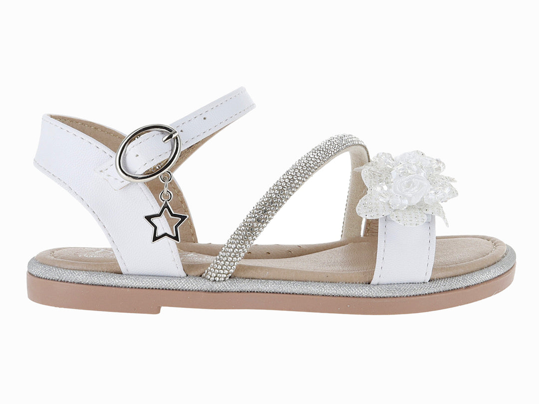 Sandalia blanca para niña con correa plateada brillante, detalle de flor y dije de estrella.